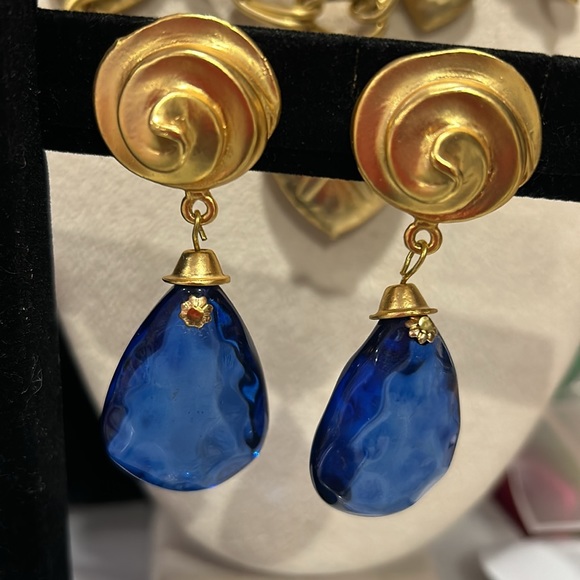 Stunning Matte Gold Swirl Top with Blue Stone Drop Earrings-Boutique - Picture 4 of 11